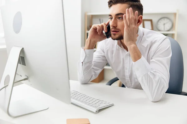 Gerente en una camisa blanca en el trabajo de oficina Internet lugar de trabajo — Foto de Stock