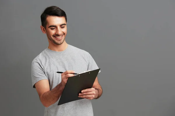 Knappe man tablet voor papieren documenten bijgesneden weergave — Stockfoto