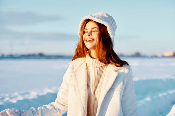 美しい女性の冬服雪の冷たい休暇旅行を歩く — ストック写真