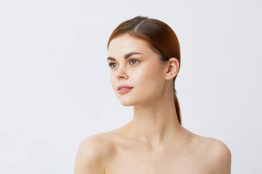 Güzel kadın gülümseyen, çıplak omuzlu, temiz bir cilt cazibesi.