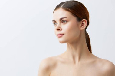 Genç kadın çıplak omuzlar saf cilt cazibesi izole edilmiş arka plan