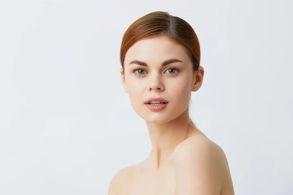 Porträt Frau lächelnd Frau nackte Schultern saubere Haut Charme Modell isoliert Hintergrund — Stockfoto