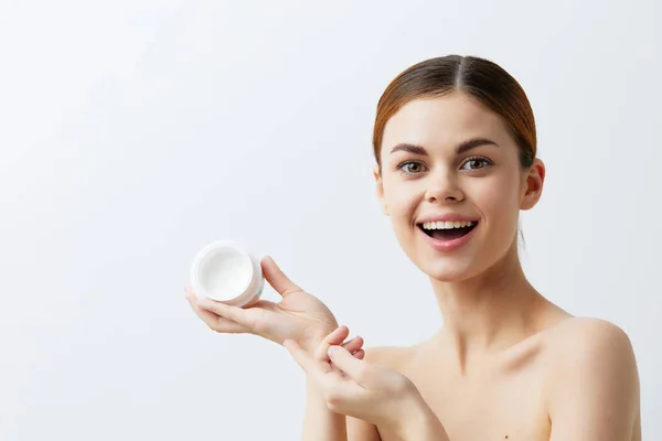 Crema corporal mujer posando cuidado de la piel limpia aspecto atractivo fondo claro — Foto de Stock