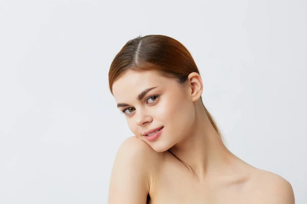 Mujer joven sonriente mujer desnuda hombros piel limpia encanto Modelo fondo claro —  Fotos de Stock