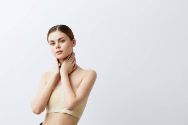 Kadın çıplak omuzlar saf cilt cazibesi açık arka plan