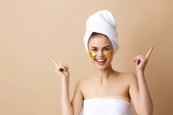 Fiatal nő foltok fiatalítás bőrápolás szórakozás zuhanyzás után elszigetelt háttér — Stock Fotó