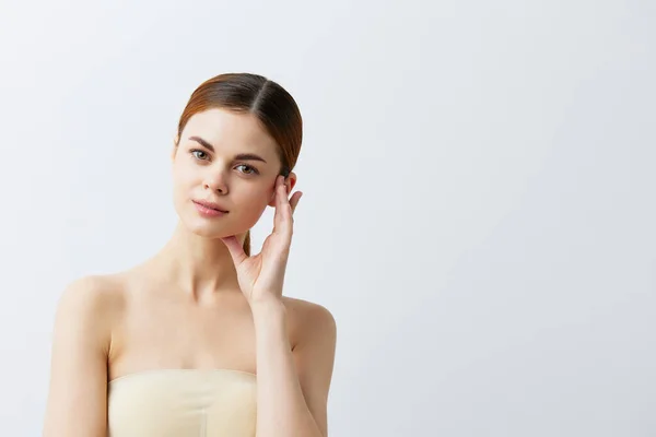 Hübsche Frau lächelnd Frau nackte Schultern saubere Haut Charme Modell isoliert Hintergrund — Stockfoto