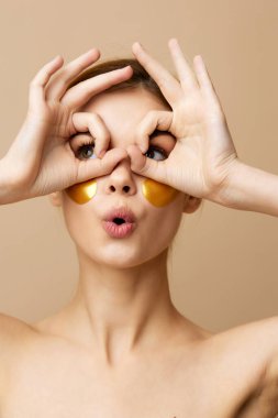 Yüzündeki güzel kadın altın bantları izole edilmiş arka plan