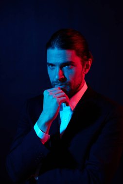 Modadan soyutlanmış kostüm giymiş şık bir adam.