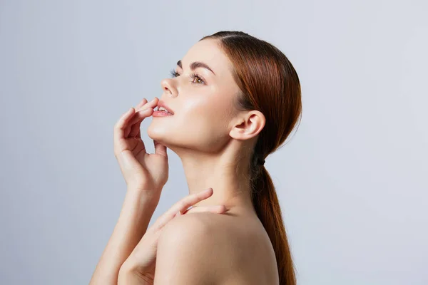 Mooie vrouw rood haar kale schouders cosmetica huidverzorging geïsoleerde achtergrond — Stockfoto