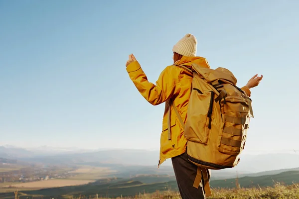 Жінка мандрівник рюкзак подорож в гори пейзаж релаксація — стокове фото