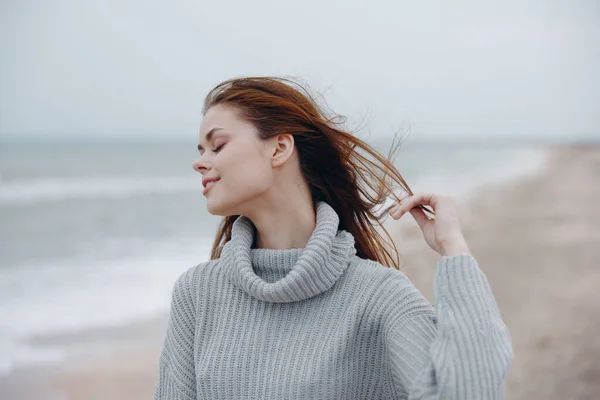 Bella donna con i capelli lunghi sulla spiaggia natura paesaggio passeggiata Stile di vita — Foto Stock