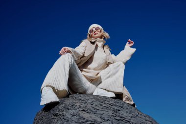 Genç kadın sonbahar stili dağlarda orman manzarasına seyahat eder.