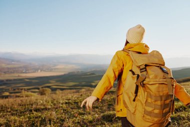 Kadın turist dağ tepesi doğa gezisi macera rahatlığı