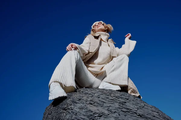 Turista ül a kő természet kék ég egy kalap életmód — Stock Fotó