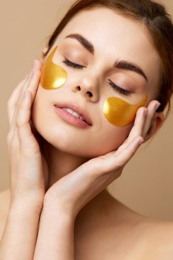 Güzel kadın cilt bakımı yüzü çıplak omuzları yamalar yakın çekim yaşam tarzı