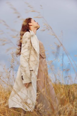 Kadın buğday kırsalında özgürlük sonsuz tarla