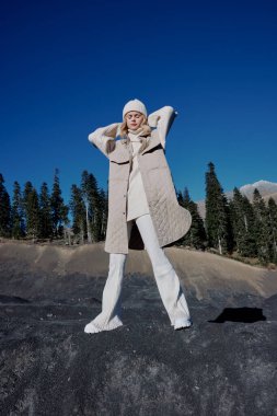 Uçurumun kenarında duran turist doğa yolculuğunda dinleniyor.