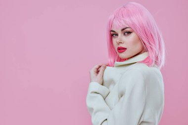 Beyaz ceketli genç kadın pembe saçlı Glamor Kozmetik pembe arka planı değiştirilmemiş