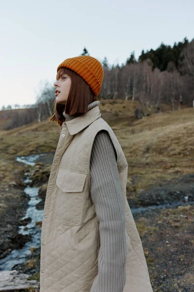 Mladá žena chodit venku podzimní počasí hory relaxace — Stock fotografie