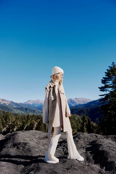 Młoda kobieta moda okulary góra szczyt natura wolność styl życia — Zdjęcie stockowe