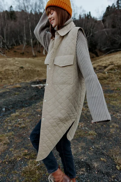 Genç kadın sonbahar havası dağlarında rahatlamak için dışarı çıkıyor. — Stok fotoğraf