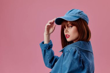 Güzel kadın kot giysisi moda poz verme arka planı değiştirilmemiş