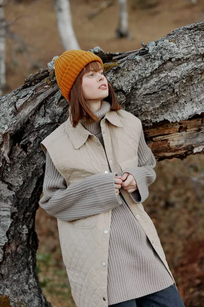 Молодая женщина стоит возле дерева осенний стиль свежий воздух — стоковое фото