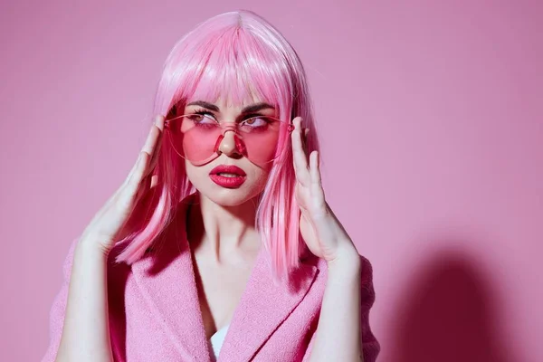 Retrato de una encantadora dama gestos con las manos con una chaqueta rosa monocromo tiro inalterado — Foto de Stock