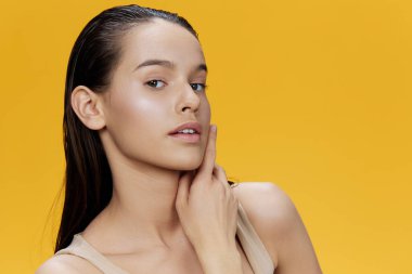 Esmer, temiz cilt cazibesi yalıtılmış arka plan