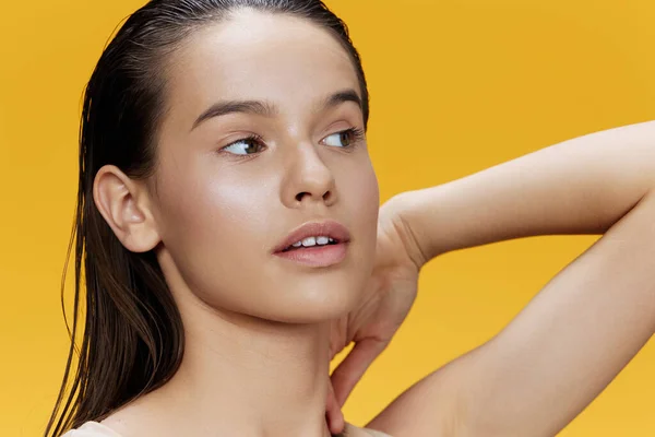 Bela mulher limpa pele saúde atraente olhar cosmetologia fundo amarelo — Fotografia de Stock
