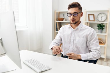 Beyaz gömlekli ofis çalışanı duyguları teknolojisi.