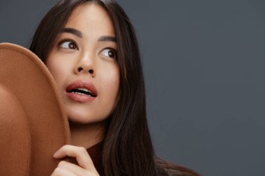 Genç bayan ceketi, şık şapka, moda izole arka plan.