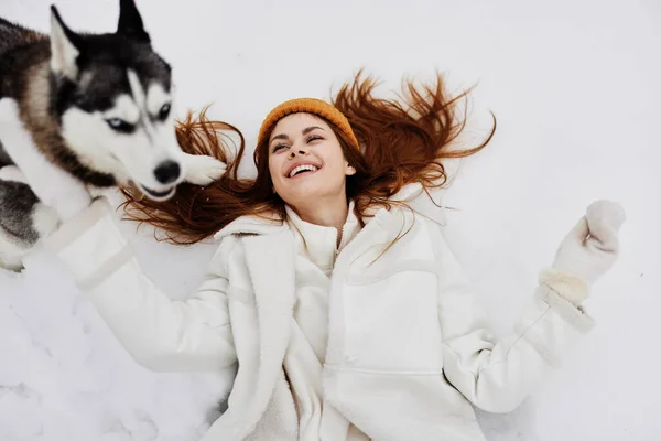 Mulher roupas de inverno andando o cão nas férias de inverno de neve — Fotografia de Stock