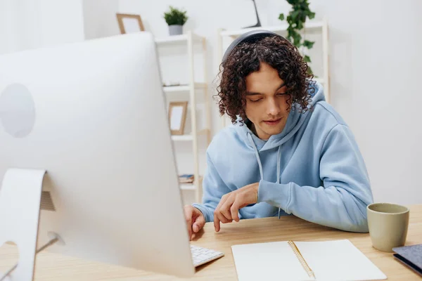 Bir bilgisayar müziğinin önünde oturan yakışıklı adam Yaşam Tarzı — Stok fotoğraf