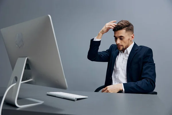 Homens de negócios sentados em uma mesa na frente de uma tecnologia de computador — Fotografia de Stock