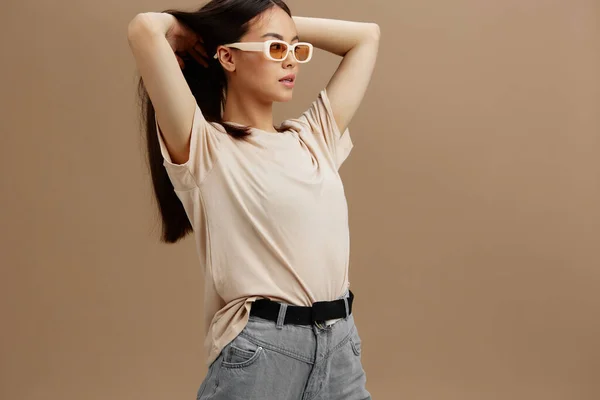 Morena atractivo look charmin gafas oscuras en una camiseta Lifestyle — Foto de Stock