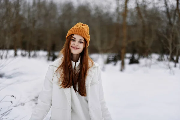 Glückliche junge Frau rotes Haar Spaziergang in der frischen Winterluft Winterurlaub — Stockfoto