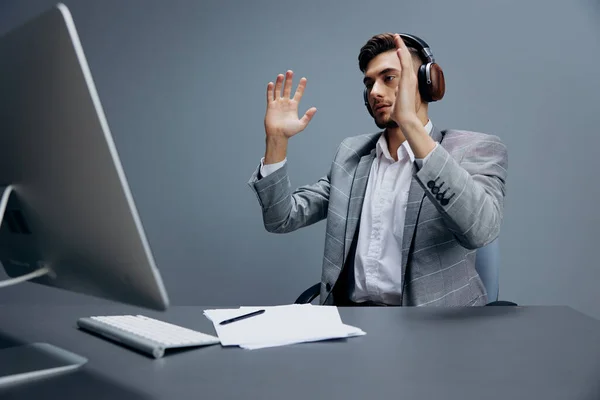 Podnikatelé pracující u počítače ve sluchátkách v kanceláři výkonný — Stock fotografie