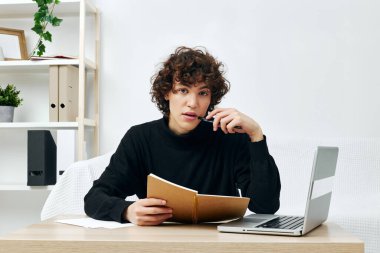 Masadaki koltukta oturan adam bir dizüstü bilgisayarın önünde yaşam tarzı teknolojisi.
