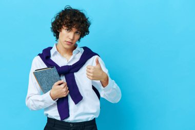 Omzunda süveter tişörtü olan kıvırcık saçlı adam manzarayı kırptı.