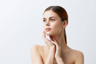 Arka planda gülümseyen kadın portresi. Yüksek kalite fotoğraf