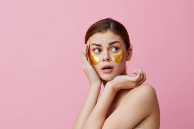 İzole edilmiş arka planda cilt bakımı yamaları olan genç bir kadın. Yüksek kalite fotoğraf