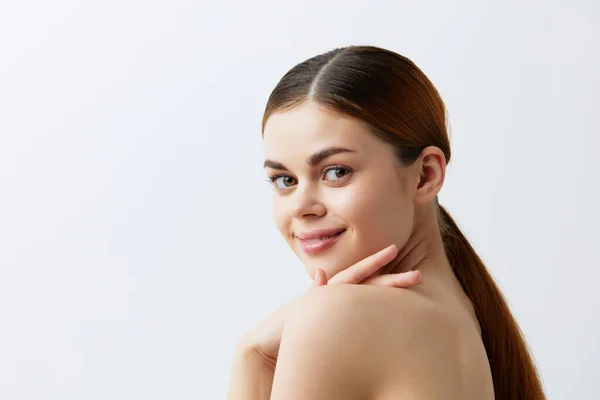 Bonita Mujer Sonriendo Sobre Fondo Claro Foto Alta Calidad —  Fotos de Stock