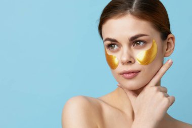 Yüzünde altın lekeler olan bir kadın izole edilmiş arka planda. Yüksek kalite fotoğraf