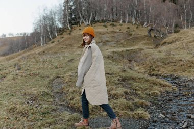 Parkta yürüyen genç bir kadın. Yüksek kalite fotoğraf