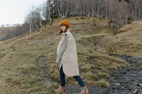 Parkta Yürüyen Genç Bir Kadın Yüksek Kalite Fotoğraf — Stok fotoğraf