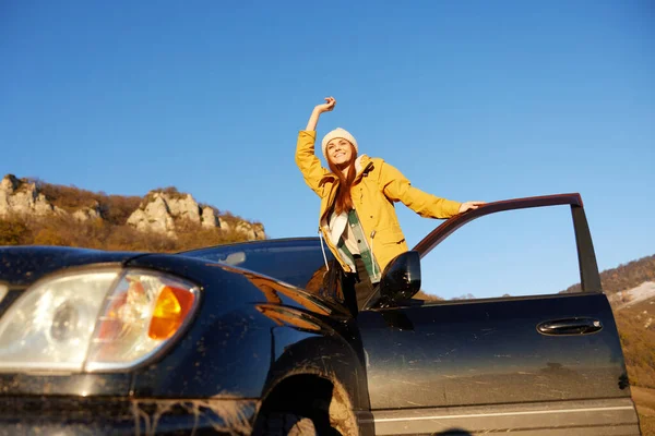 Γυναίκα κοντά στο αυτοκίνητο θαυμάζοντας το τοπίο βουνά φύση χαλάρωση — Φωτογραφία Αρχείου