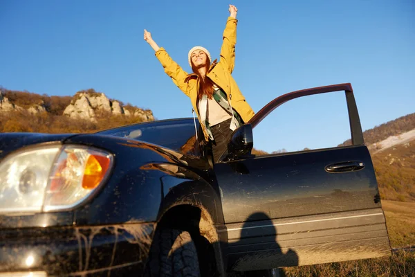 Женщина путешественник рядом с автомобилем любуясь пейзажем гор природы стиль жизни — стоковое фото