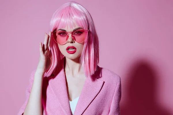 Портрет молодой женщины, жестикулирующей руками розовая куртка стиль жизни гламурный цвет фона без изменений — стоковое фото